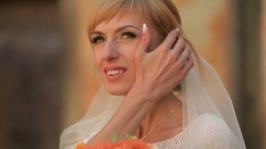 Lüks gelinlik içinde çekici sarışın gelin saç düzeltir