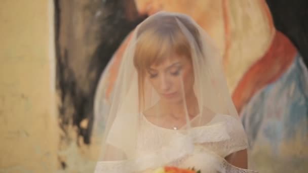 Noiva encantadora em véu com os olhos fechados de perto — Vídeo de Stock