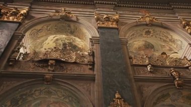 Lviv, Ukrayna eski Cizvit Kilisesi. Antika bozuk fresklerle Barok iç