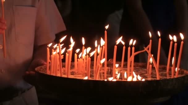 Velas encendidas en la oscuridad en la iglesia — Vídeos de Stock