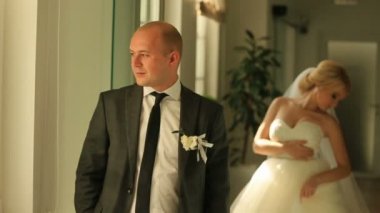 Mutlu lüks gelin ve damat pencerede zengin ışık odada