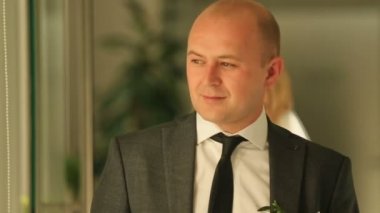 Güzel sarışın gelin damat içeri lüks otel daireler kucaklayan
