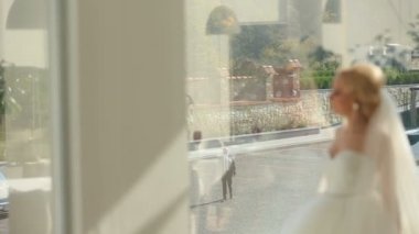 Muhteşem sarışın gelin hak onun damat üstünde belgili tanımlık pencere üzerinden seyir