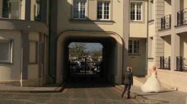 Mutlu gelin ve Damat Düğün gününde kalede kucaklayan