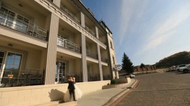 Mutlu gelin ve Damat Düğün gününde bina Hotel'in kucaklayan