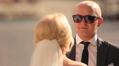 Mutlu yeni evliler sevgiyle düğün günlerinde birbirlerine bakıyorlar