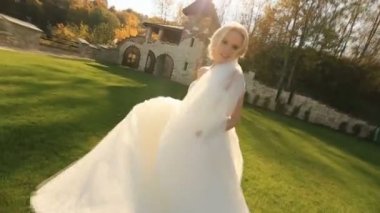 Ortaçağ kale avlunun kameraya poz beyaz elbiseli çekici sarışın Prenses