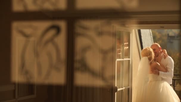 Vue arrière de beaux mariés embrassant dans un hôtel de luxe appartements 