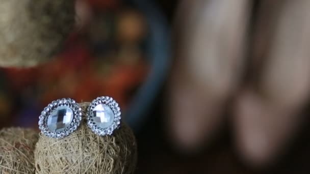 Brincos Pearly com diamantes Close Up — Vídeo de Stock