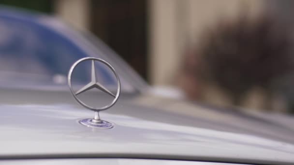 Λογότυπο της Mercedes Benz. Mercedes-Benz είναι Γερμανικά κατασκευαστής αυτοκινήτων, μια πολυεθνική Μεραρχία της γερμανικής Daimler Ag — Αρχείο Βίντεο