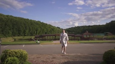 Yerli elbise içinde üzgün kocası karısını gelmek yalvarır. Boşanmış adam kavramı