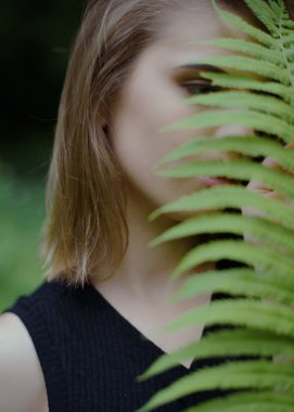 Doğal makyaj yüze yaprak dayanabiliyor ile sevimli genç kız