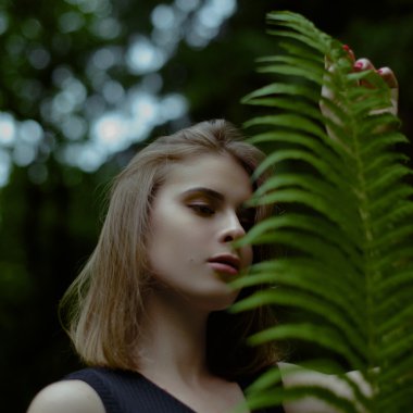 Fern yaprak yaz orman yüzüne dayanabiliyor kapalı gözlü genç kız portresi