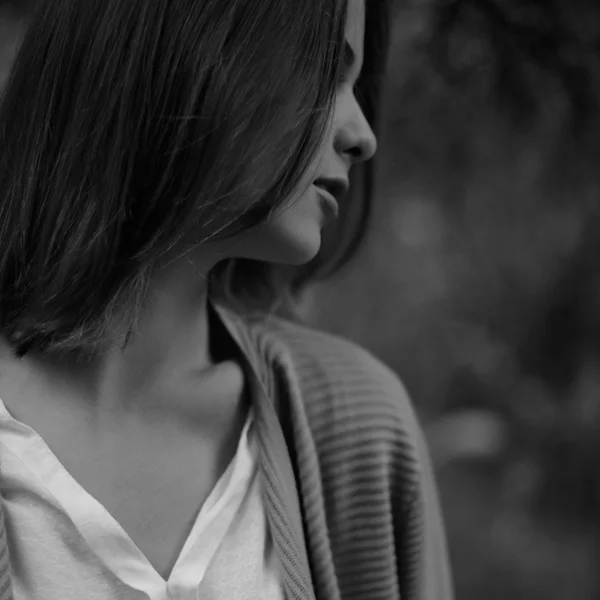 Gros plan beauté sensuelle portrait de profil extérieur de jeune fille avec sur le fond des bois. Noir et blanc — Photo