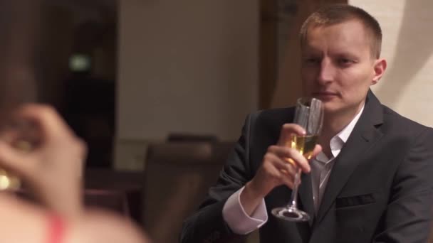 Элегантная богатая пара, влюбленная, пьющая шампанское на свидании в роскошном ресторане . — стоковое видео