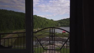 Duygu canlı ve ücretsiz, görünümü Gölü sahilde sıcak yaz gününde arıyorum bir balkonda arkadan görünüşü güzel ve genç birbayan. Seyahat etmek tatil tatil