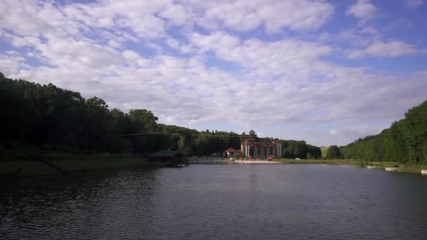 Lac pittoresque entouré d'une forêt verte. Resort de luxe sur la plage du lac. Fond bleu ciel 
