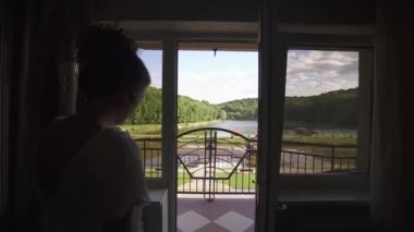 Tembel kocasının kıyafetleri balkondan atarak kadın