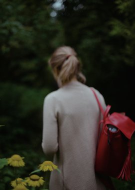 Yeşil Park'ta yürüyordunuz kırmızı sırt çantası ile sarışın kız