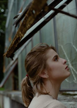 Çekici genç kadın profili portre. Doğal makyaj ve at kuyruğu, açık havada uzun düz saç zarif bayanla