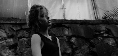 Siyah ve beyaz profil portre genç kadının gözleri kapalı taş duvarla karşı rahatlatıcı