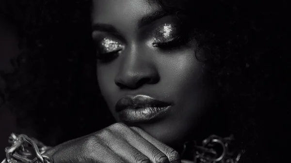 Сюрреалистичный чёрно-белый портрет молодой африканской модели с блестящим золотом. Искусство лица. Концепция моды — стоковое фото