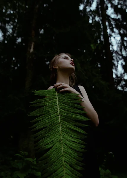 Sensuell porträtt av drömmande flicka med färskt grönt blad utomhus. Säsongsberoende och naturlig skönhet — Stockfoto