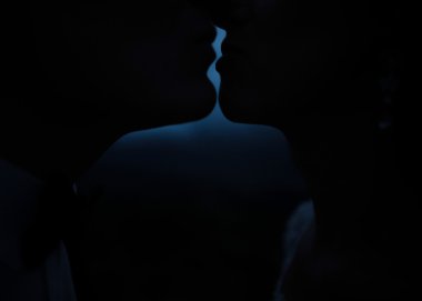 Bir öpücük için şu anda genç düğün çift portre kadar kapatın