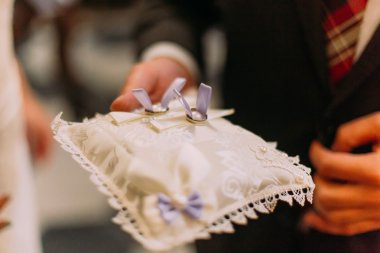 Klasik düğün töreni. Eski kilisede bir yastık üzerinde Altın yüzük