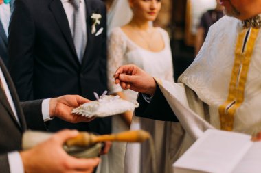 Klasik düğün töreni. Eski kilisede bir yastık üzerinde Altın yüzük