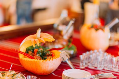 Bir düğün resepsiyonda dekore yaratıcı masa.