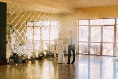 Mutlu gelin ve damat ilk dans, harika bir atmosfer ile restoranda düğün