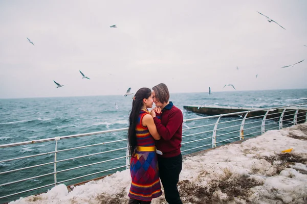 Amantes en el muelle y gaviotas en el fondo. Luna de miel romántica — Foto de Stock