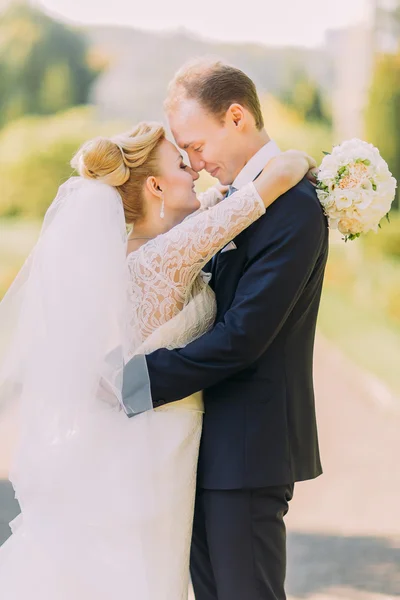 Gelukkig jong aantrekkelijk paar liefdevol kijken naar elkaar in het voorjaar Park achtergrond — Stockfoto