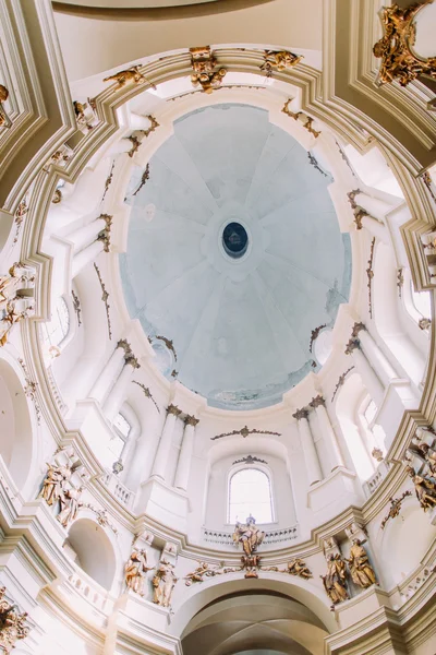 Eski güzel Hıristiyan kilise iç yakın çekim