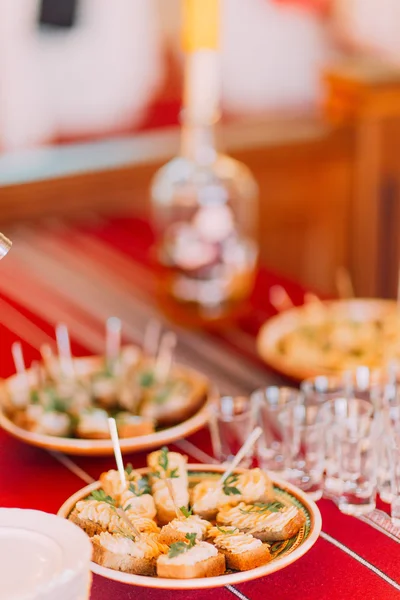Catering diensten achtergrond met snacks en eten in restaurant — Stockfoto