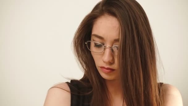 Joven mujer de negocios morena elegante con gafas en el fondo blanco — Vídeo de stock