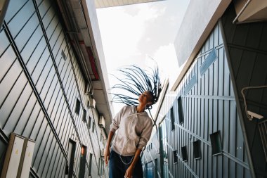 Dreadlocks ile gri kapüşonlu dans kız portresi. Müzik ve dans konsepti