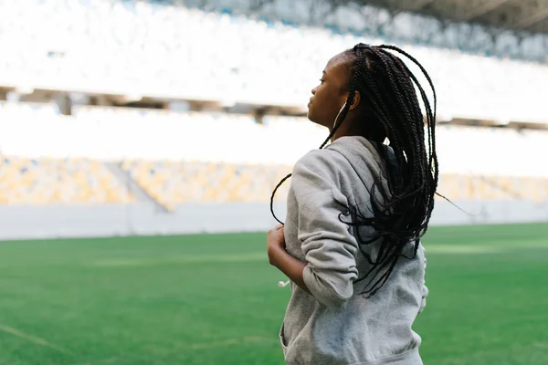 Retrato lateral de mujer afroamericana de aspecto natural saludable corriendo al aire libre — Foto de Stock