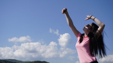 Glamour girl dağlarda selfi mavi gökyüzü arka plan üzerinde yapar.