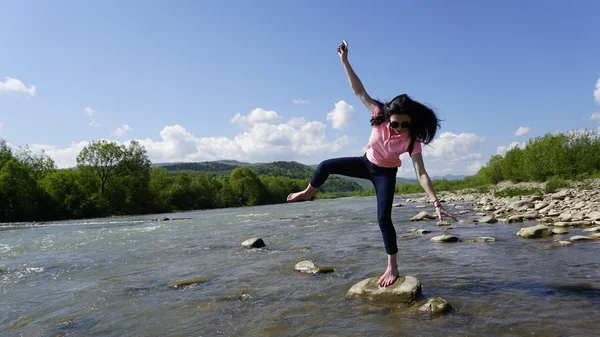 Sexy jonge vrouw permanent in het water van de rivier van de berg en plezier — Stockfoto