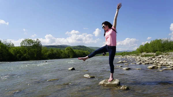 Sexy jonge vrouw permanent in het water van de rivier van de berg en plezier — Stockfoto