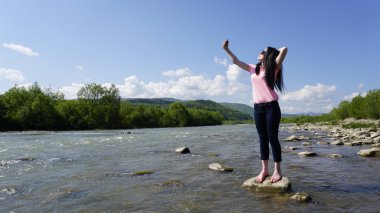 Glamour selfie yapma yuvarlak gözlüklü genç kadın portresi. Karpat dağ nehir arka plan