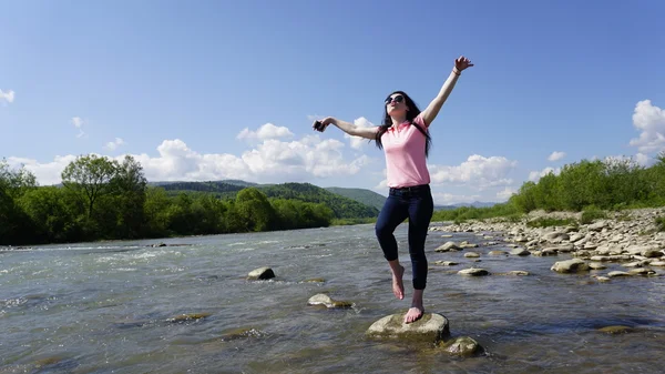 Sexy jonge vrouw permanent in het water van de rivier van de berg en poseren — Stockfoto