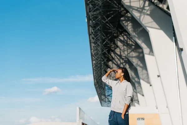 Vista lateral de la mujer afroamericana miope con el pelo muy largo, mano en la frente para explorar o mirar lejos —  Fotos de Stock