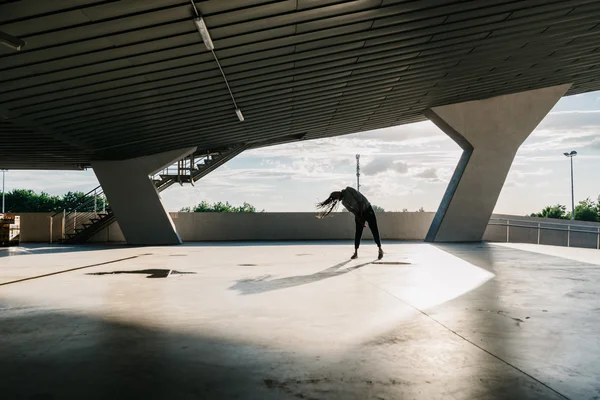 Sexy mujer afroamericana joven en estilo hip hop, danza en una escena urbana — Foto de Stock