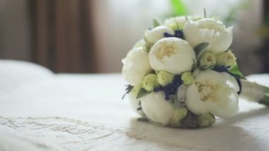 Beyaz arka plan üzerinde beyaz peonies buket düğün yakın çekim