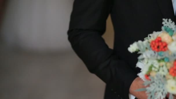 Braut schließt Bräutigam die Augen und lächelt glücklich aus nächster Nähe — Stockvideo