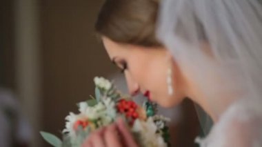 Güzel gelin ona düğün buket koklama yakın çekim