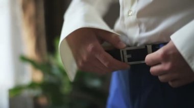 Damat Düğün sabah pantolonunda kemer koyar